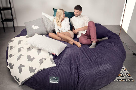 LOUNGE PUG, Titanic Saccosäcksoffa XXXXXL C5000-L, CloudSac Memoryskum, Pom-pom Lila