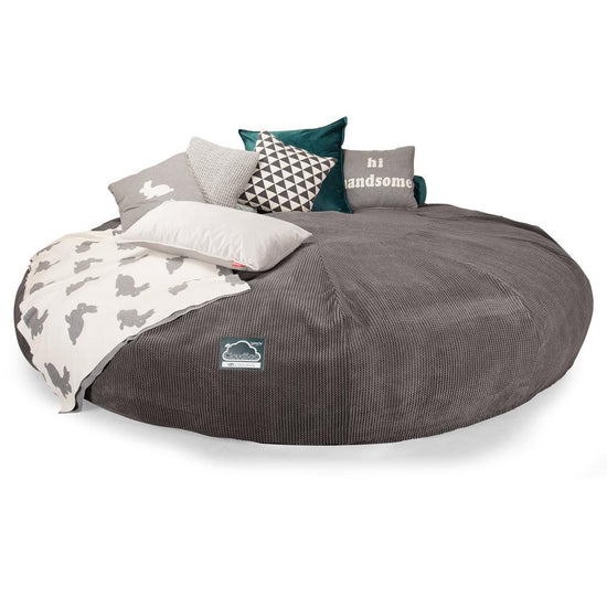 LOUNGE PUG, Titanic Saccosäcksoffa XXXXXL C5000-L, CloudSac Memoryskum, Pom-pom Mörkgrå
