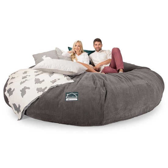 LOUNGE PUG, Titanic Saccosäcksoffa XXXXXL C5000-L, CloudSac Memoryskum, Pom-pom Mörkgrå