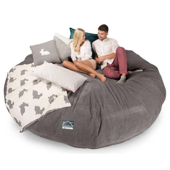 LOUNGE PUG, Titanic Saccosäcksoffa XXXXXL C5000-L, CloudSac Memoryskum, Pom-pom Mörkgrå