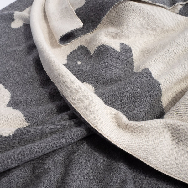 Pläd / Filt Barn - Stickad Rabbit Fabric Close-up Image