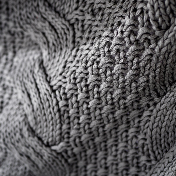 Pläd / Filt - Stickad Cable Grå Fabric Close-up Image