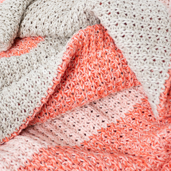 Pläd / Filt - Stickad Chester Rosa Fabric Close-up Image