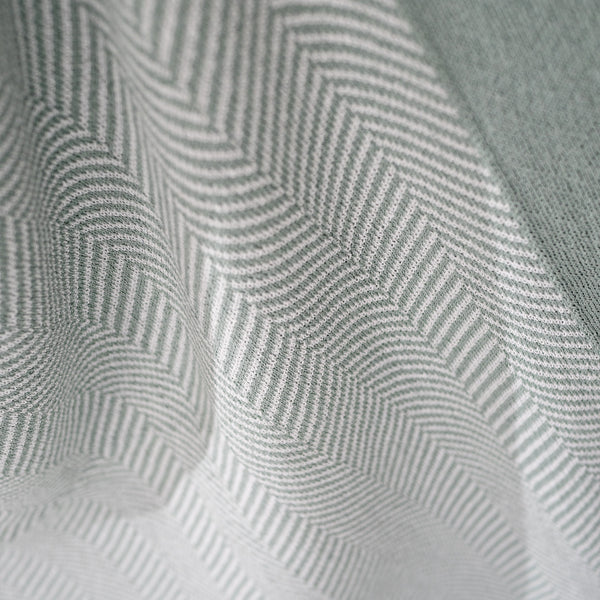 Pläd / Filt - Stickad Fiskbens Ankäggsblå Fabric Close-up Image