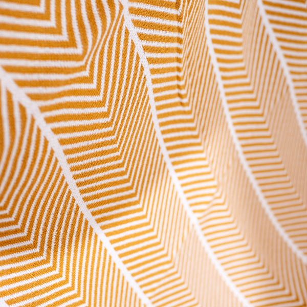 Pläd / Filt - Stickad Fiskbens Senap Fabric Close-up Image