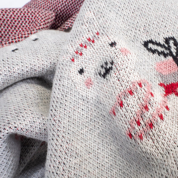 Pläd / Filt - Stickad Lama Fabric Close-up Image