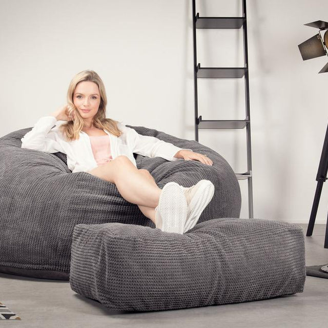 LOUNGE PUG, Jättesaccosäck XXL C1010-L, CloudSac Memoryskum (NY DESIGN), Pom-pom Mörkgrå