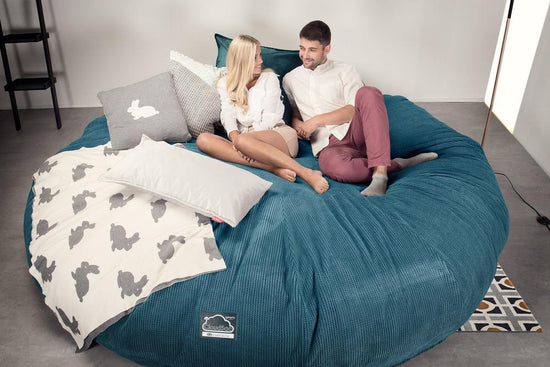 LOUNGE PUG, Titanic Saccosäcksoffa XXXXXL C5000-L, CloudSac Memoryskum, Pom-pom Turkos