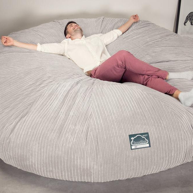LOUNGE PUG, Titanic Saccosäcksoffa XXXXXL C5000-L, CloudSac Memoryskum, Klassisk Manchestertyg Elfenbensvit