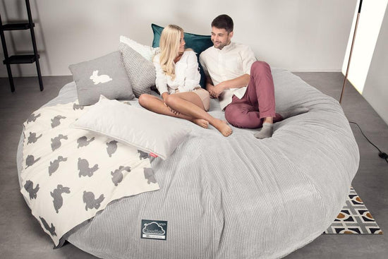 LOUNGE PUG, Titanic Saccosäcksoffa XXXXXL C5000-L, CloudSac Memoryskum, Pom-pom Elfenbensvit