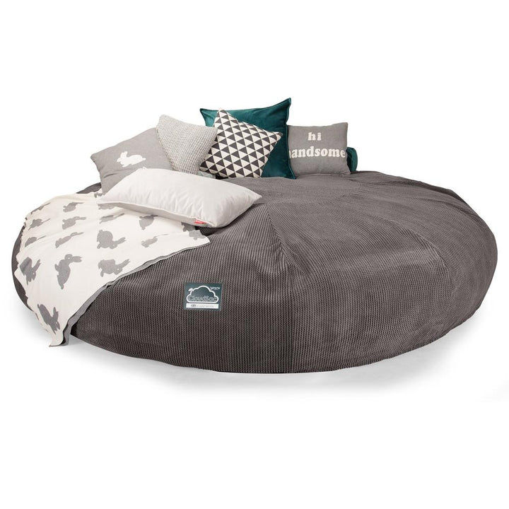 LOUNGE PUG, Titanic Saccosäcksoffa XXXXXL C5000-L, CloudSac Memoryskum, Pom-pom Mörkgrå