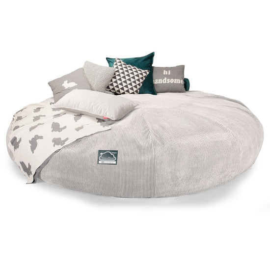 LOUNGE PUG, Titanic Saccosäcksoffa XXXXXL C5000-L, CloudSac Memoryskum, Pom-pom Elfenbensvit