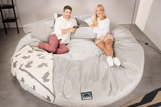 LOUNGE PUG, Titanic Saccosäcksoffa XXXXXL C5000-L, CloudSac Memoryskum, Sammet Silverfärgad